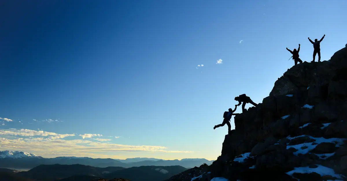 Team unterstützt sich gegenseitig beim Erreichen gemeinsamer Ziele im Change Management und Qualitätsmanagement.
