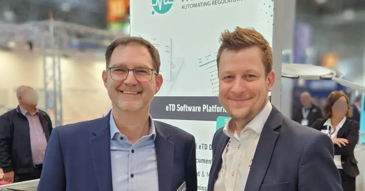 Metecon-CEO Alexander Fink (links) und meddevo-CEO Michael M. Kania stehen nebeneinander und präsentieren ihre Partnerschaft für digitale Technische Dokumentation.