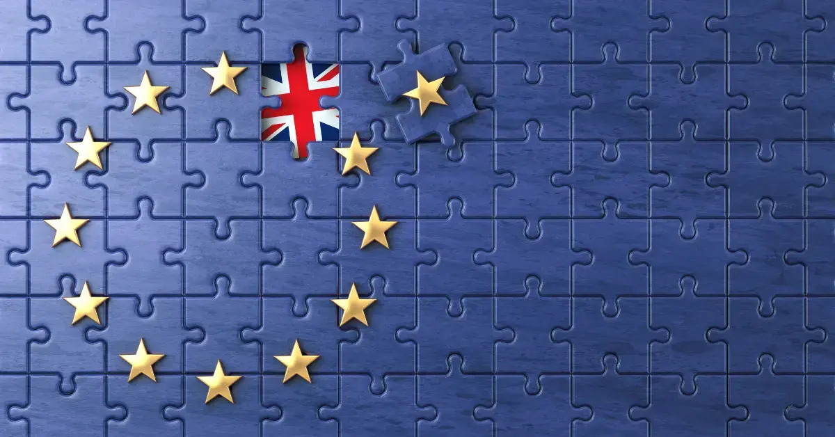 EU-Flagge als Puzzlespiel mit einem fehlenden Teil, unter dem die britische Flagge für den Brexit sichtbar wird