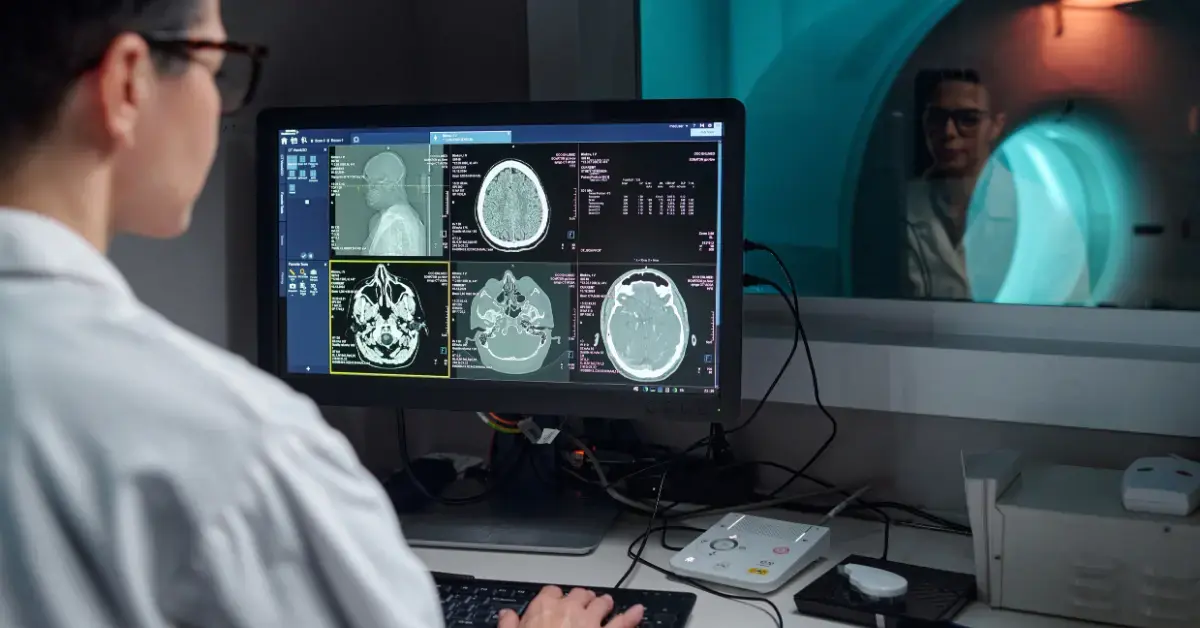Ärztin analysiert Gehirn-MRT-Scans an einer Medizintechnik-Software am Computerbildschirm