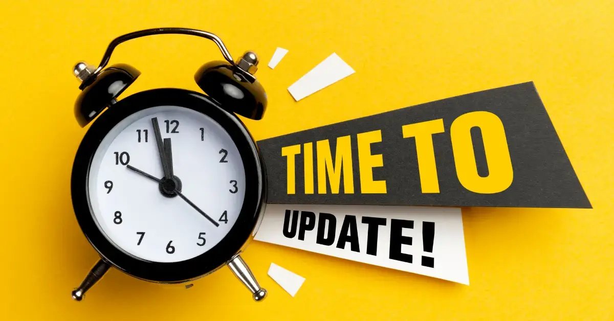 Schwarzer Wecker mit der Aufschrift TIME TO UPDATE! auf gelbem Hintergrund als Symbol für den Aktualisierungsbedarf der IVDR-Leistungsbewertung.