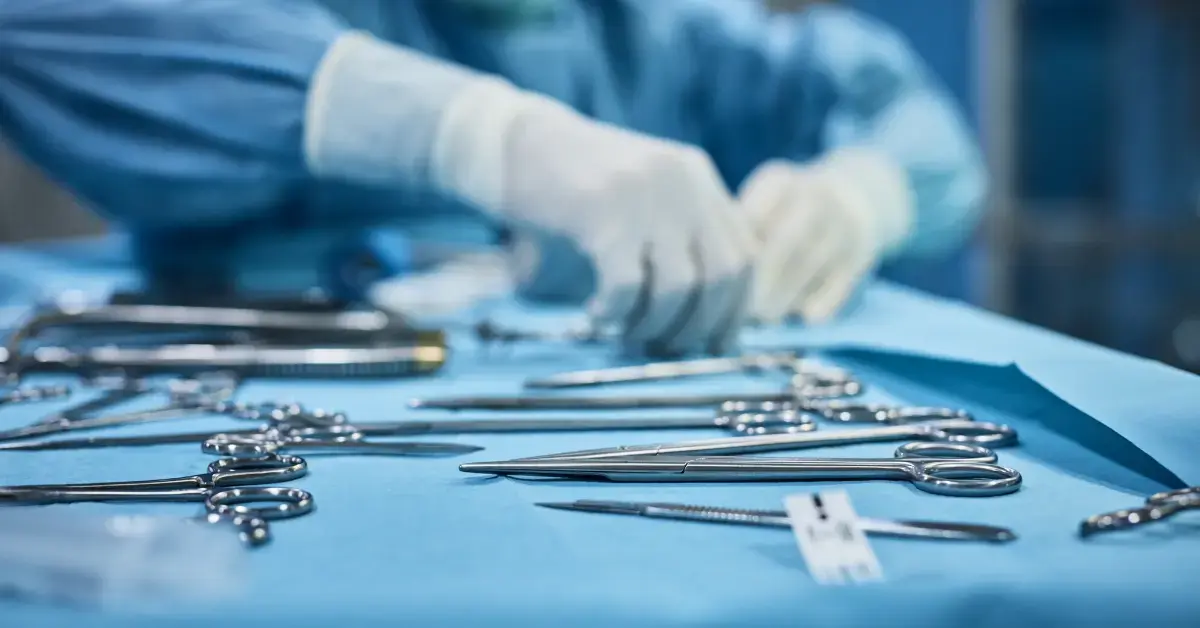 Sterile chirurgische Instrumente im Operationssaal zur Veranschaulichung der biologischen Sicherheit und Biokompatibilität von Medizinprodukten.