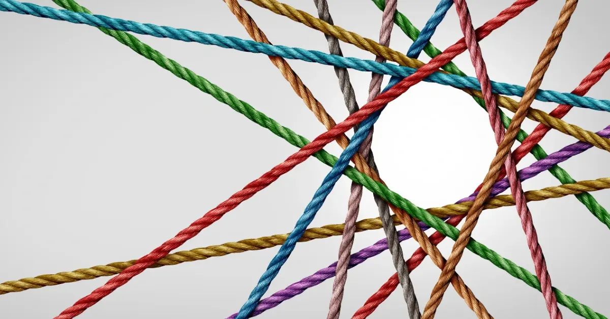 Ineinander verflochtene bunte Seile, die einen Kreis bilden, als Symbol für den Stand der Technik (State of the Art) bei Medizinprodukten und IVDs.