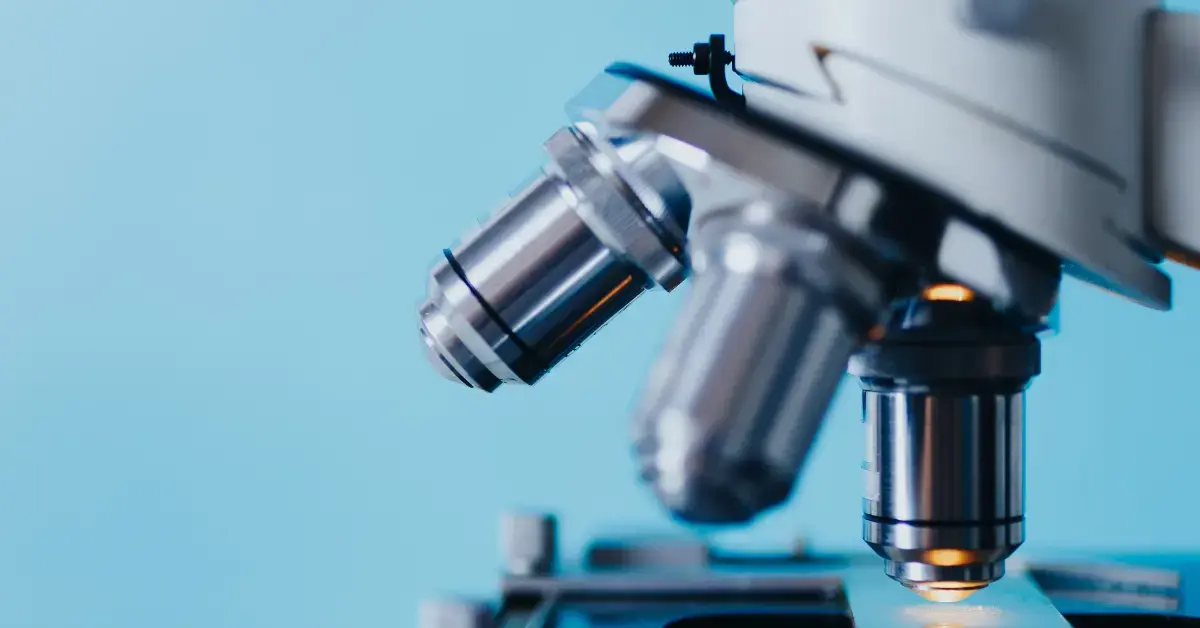 Nahaufnahme eines Labor-Mikroskops zur Analyse von Proben in einem medizinischen Labor gemäß ISO 15189:2022 und den aktuellen Anforderungen an Qualität und Kompetenz.