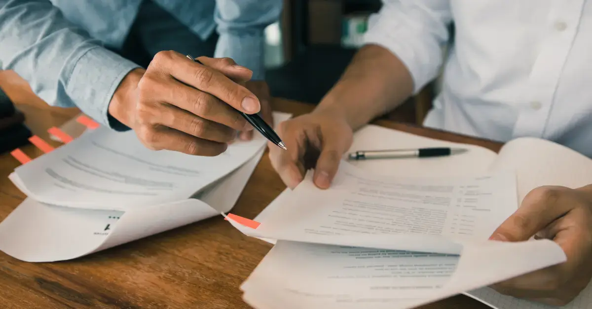 Fachkräfte prüfen wissenschaftliche Dokumente und technische Unterlagen zur Literaturrecherche, klinischen Bewertung und MDR-konformen Dokumentation von Medizinprodukten.