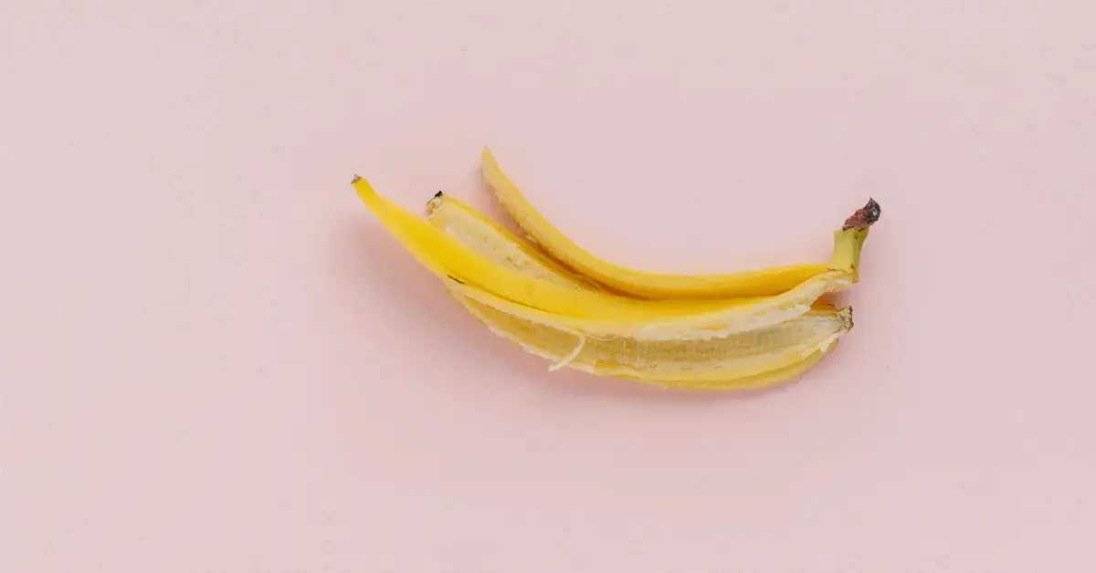 Bananenschale als Symbol für Sturzgefahren, Risikomanagement und die Identifizierung potenzieller Risiken bei der Entwicklung von Medizinprodukten nach MDR.