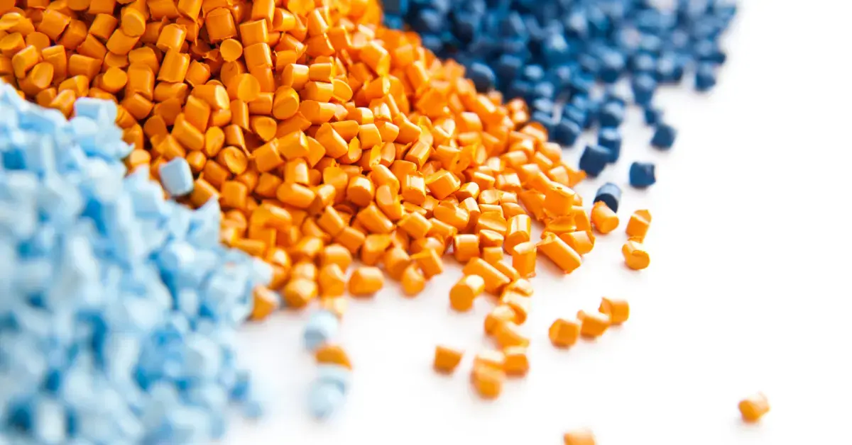 Farbige Polymergranulate als Ausgangsmaterial für die Herstellung von Medizinprodukten – Symbol für Materialauswahl, Biokompatibilität und regulatorische Anforderungen nach MDR.