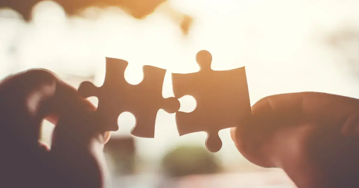Zwei Puzzleteile werden zusammengefügt und symbolisieren die Verbindung von Risikomanagement und Gebrauchstauglichkeit bei Medizinprodukten.
