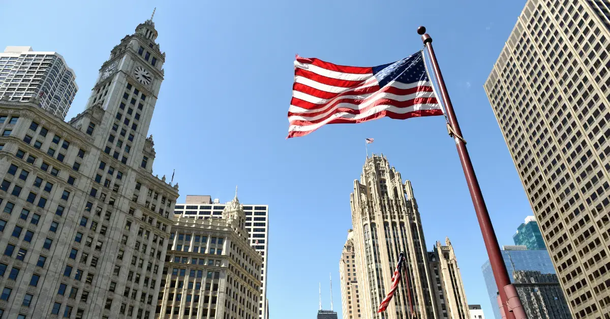 US-Flagge als Symbol für die FDA-Anforderungen und die Umstellung von QSR auf QMSR für Medizinprodukte in den USA.