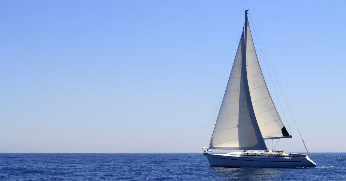 Segelboot auf Kurs als Sinnbild für strukturierte Prozessvalidierung und Qualitätsmanagement in der Medizintechnik