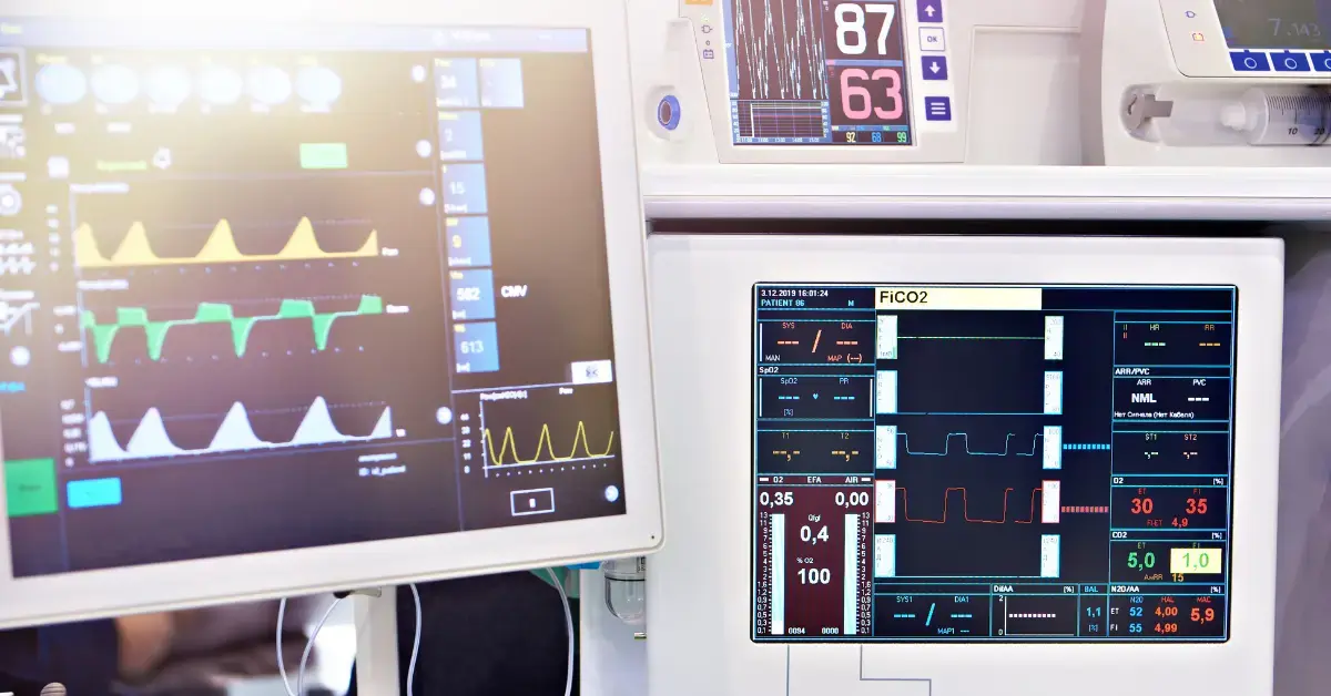 Medizinisches Überwachungsgerät mit Patientendaten zur Erfassung und Analyse von Produktleistungsdaten im Product Lifecycle Reporting.