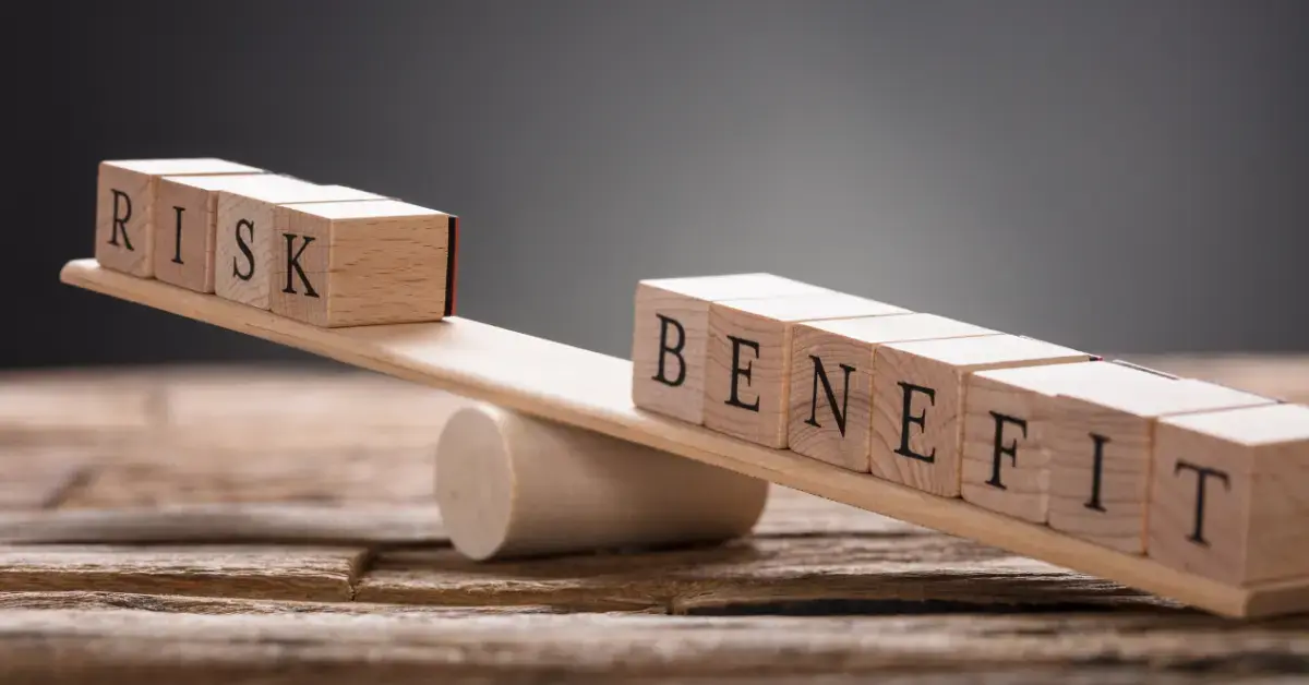 Waage mit den Begriffen „Risk“ und „Benefit“ als Symbol für die Nutzen-Risiko-Bewertung von Medizinprodukten im Rahmen regulatorischer Anforderungen nach MDR und IVDR.
