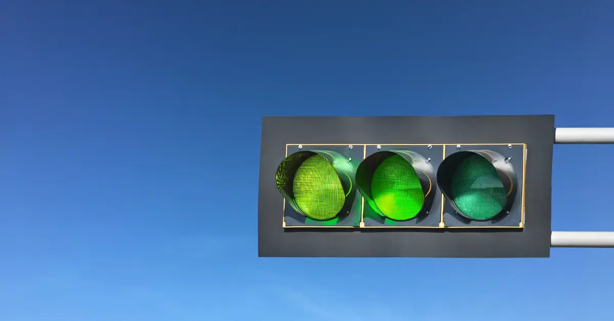 Grüne Ampel vor blauem Himmel – Symbol für die positive Bewertung und Gewichtung klinischer Daten bei der klinischen Bewertung von Medizinprodukten.