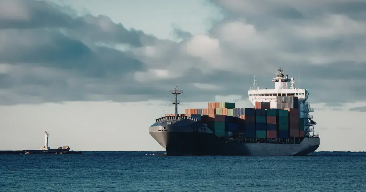 Containerschiff auf See als Symbol für globale Lieferketten und die Auswirkungen geopolitischer Entwicklungen auf die Medizintechnik- und IVD-Branche.