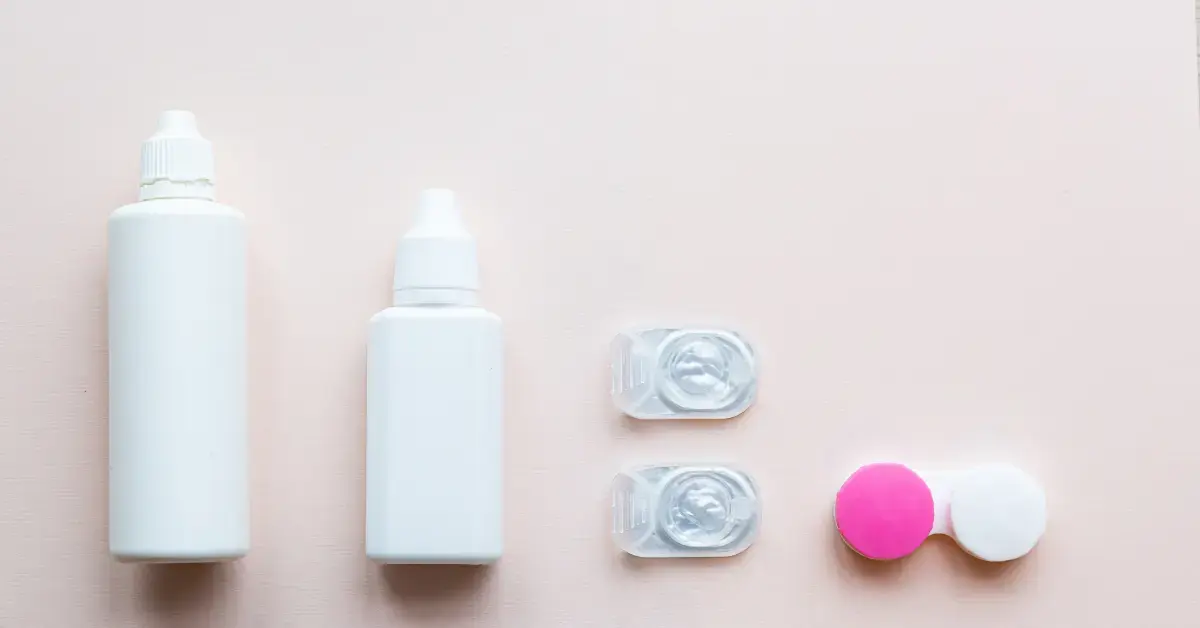 Pflegeprodukte, Kontaktlinsenbehälter und Kontaktlinsen auf hellem Hintergrund – Symbol für die Verwendung von Cyclosiloxanen in Medizinprodukten und deren regulatorische Bewertung.