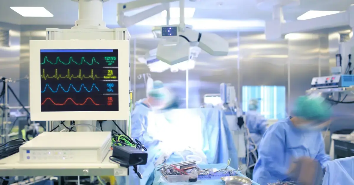 Patientenmonitor mit Vitaldaten während eines chirurgischen Eingriffs – Symbol für Medizinprodukte-Software sowie deren Qualifizierung und Klassifizierung gemäß MDR und IVDR.
