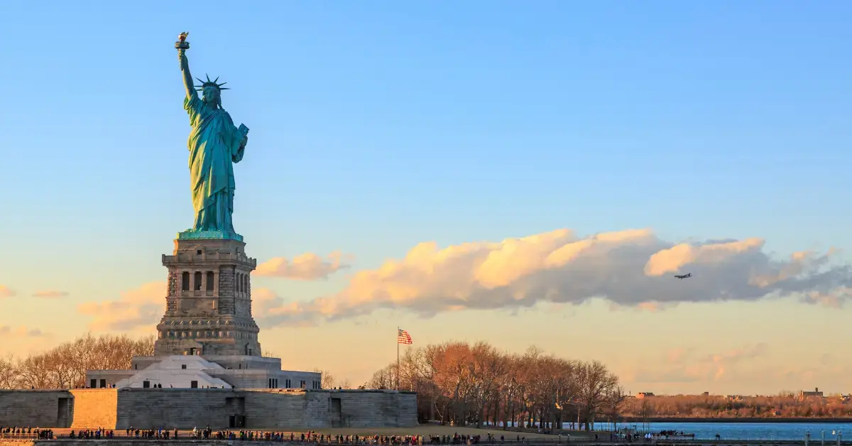 Freiheitsstatue in den USA als Symbol für FDA-Regulierung, regulatorische Resilienz und internationale Compliance-Anforderungen für Medizinprodukte und IVDs.