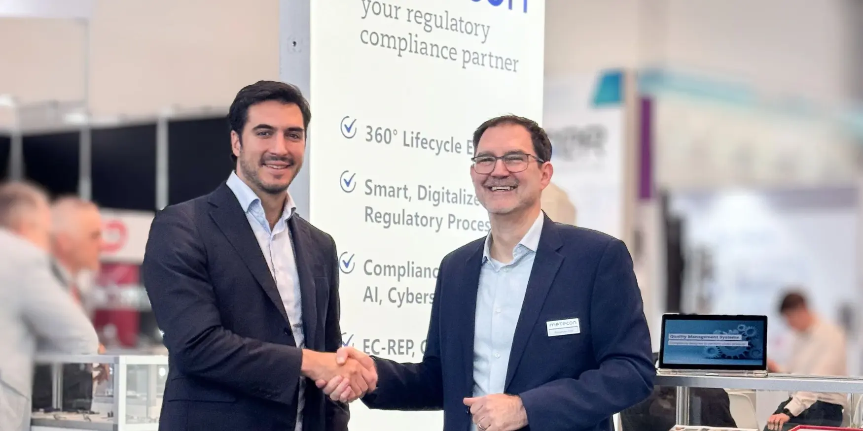 Alexander Fink und Ivan Perez Chamorro auf der MEDICA im Gespräch über die digitale Transformation regulatorischer Prozesse