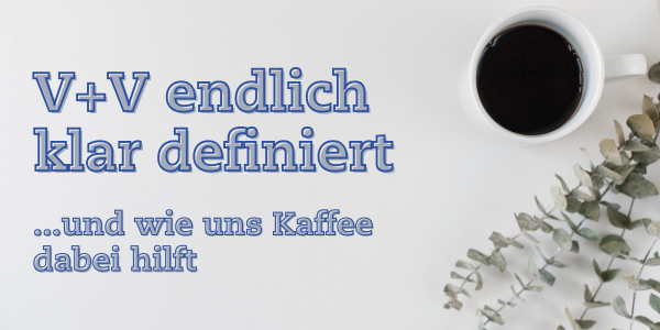 Eine Tasse Espresso auf einer Untertasse neben einem geöffneten Laptop auf einem Schreibtisch